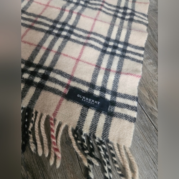 Authentic Burberry 100% wool scarf - Picture 4 of 10